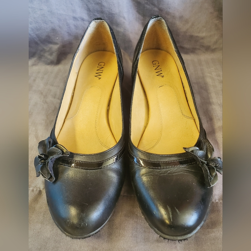 GNW black heels. Size 8m.